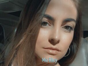 Mia_Riley
